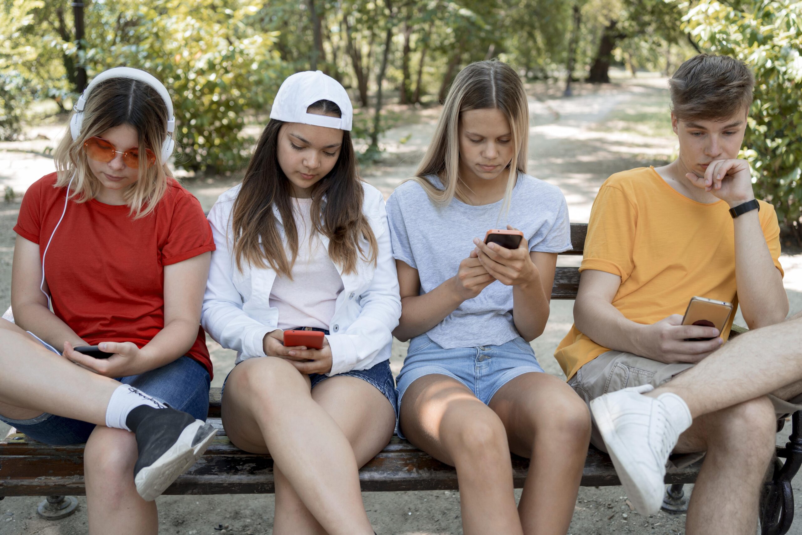 medium-shot-group-friends-phones